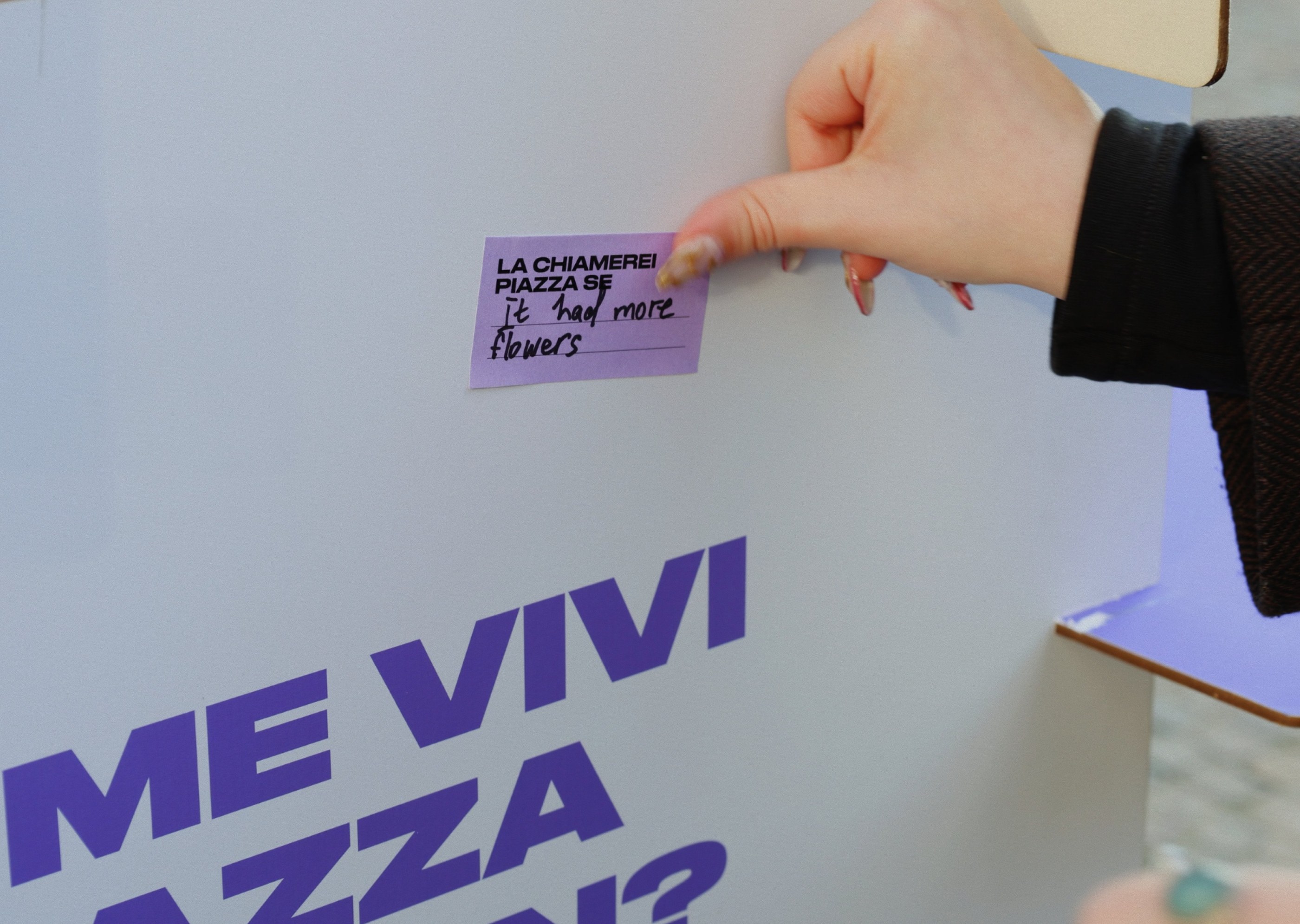 Cartolina 'GRAZIE per aver preso parte al nostro laboratorio' e sticker di Piazze Negate su sfondo viola