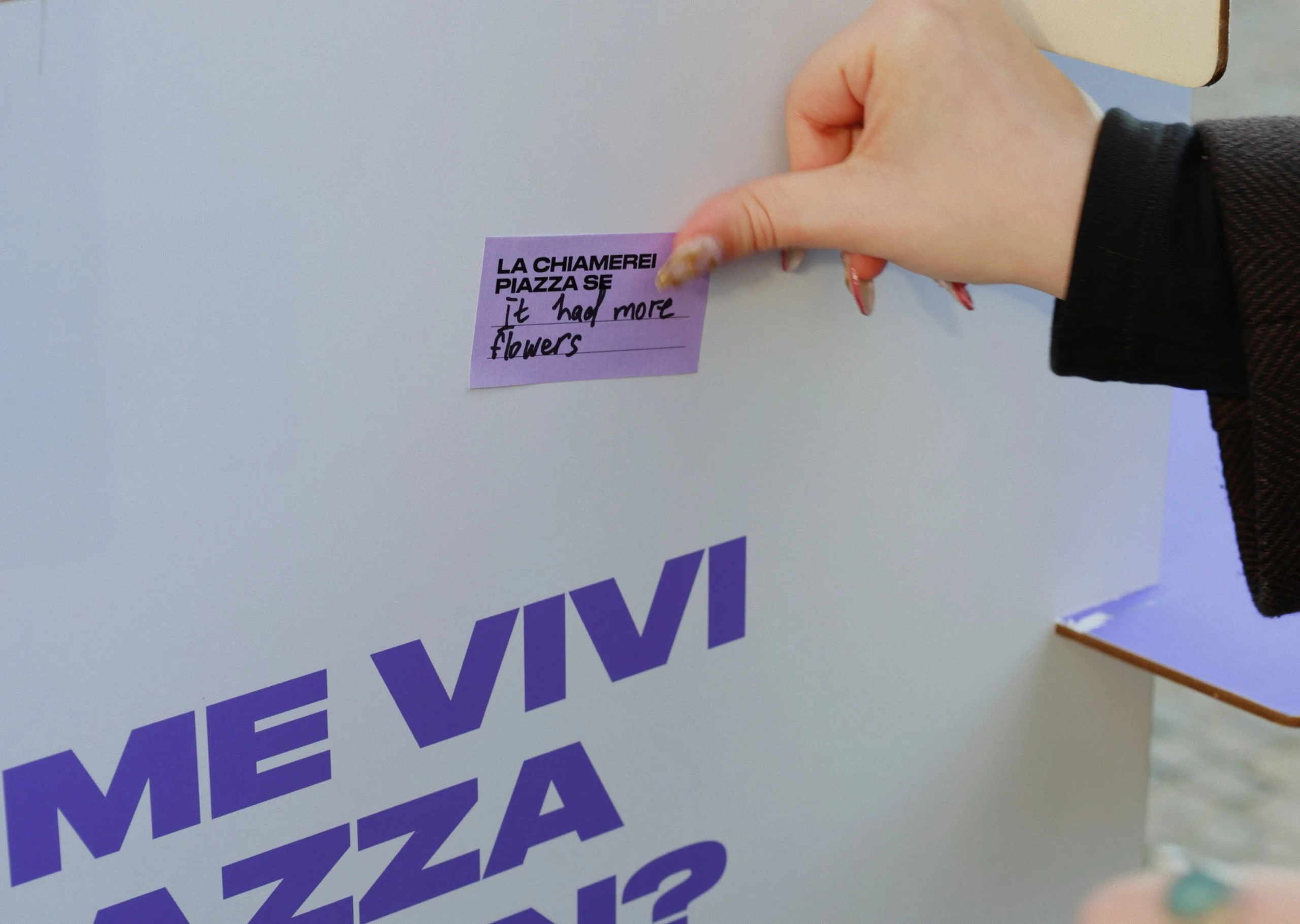 Cartolina 'GRAZIE per aver preso parte al nostro laboratorio' e sticker di Piazze Negate su sfondo viola