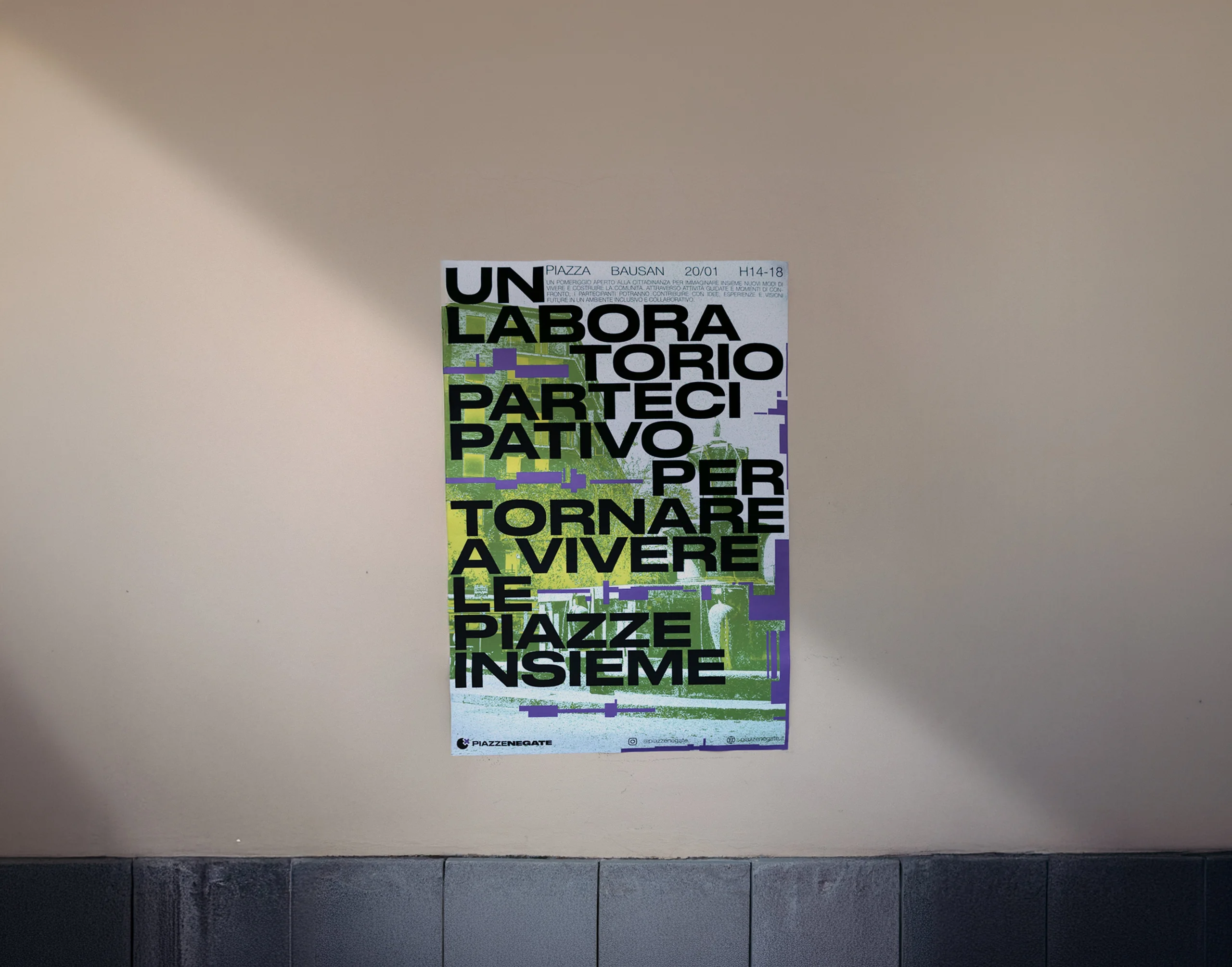 Poster Piazze Negate 'UN LABORATORIO PARTECIPATIVO PER TORNARE A VIVERE LE PIAZZE INSIEME' affisso su un muro