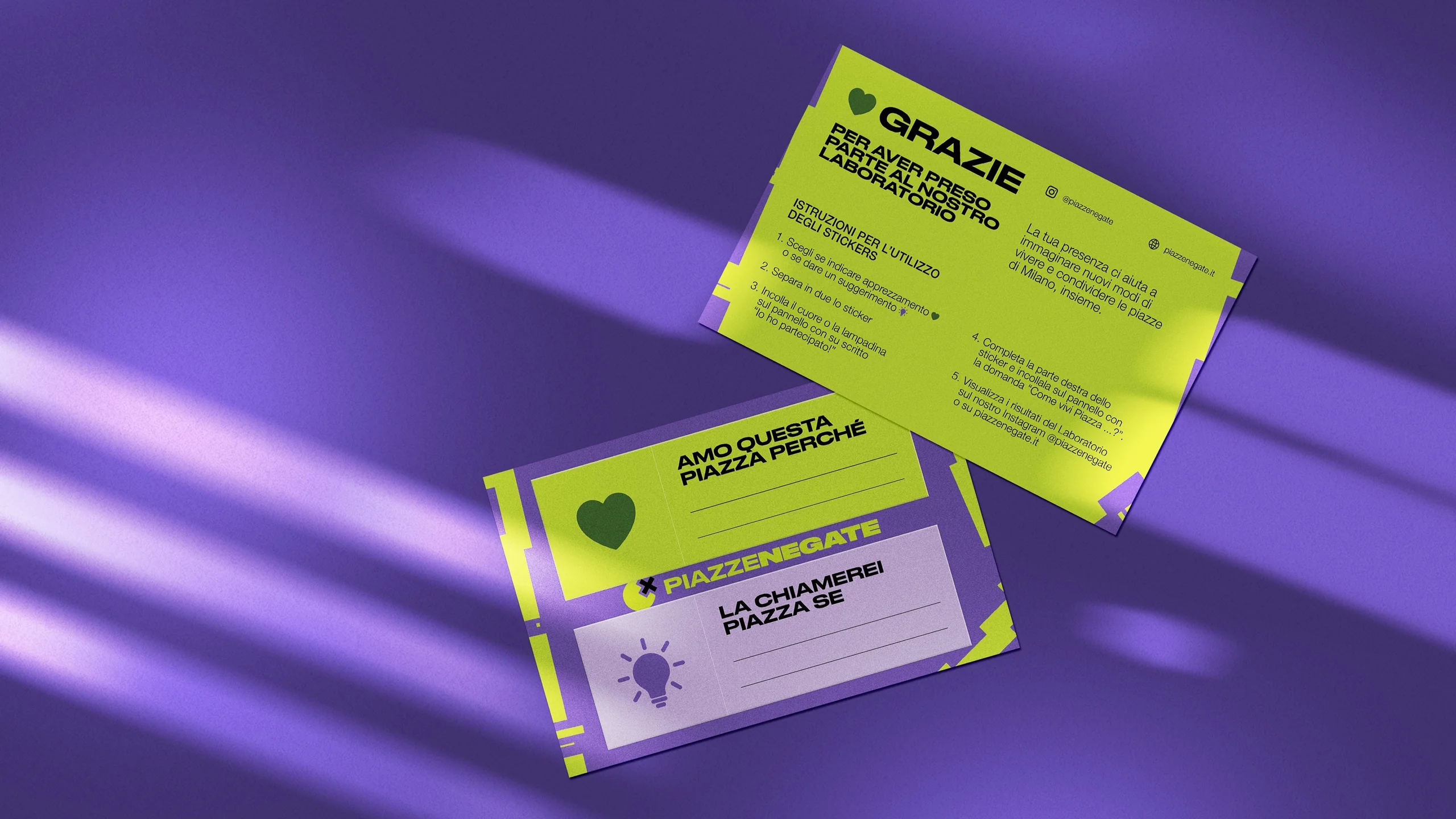 Cartolina 'GRAZIE per aver preso parte al nostro laboratorio' e sticker 'AMO QUESTA PIAZZA PERCHE' / LA CHIAMEREI PIAZZA SE' di Piazze Negate su sfondo viola